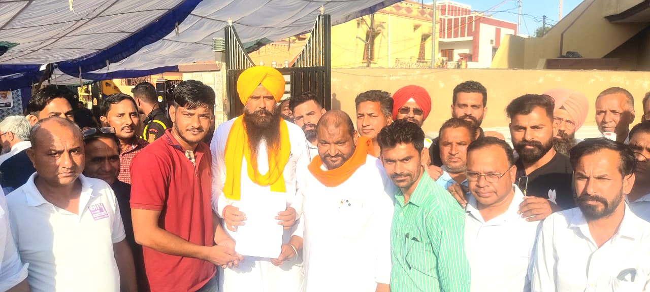 सहारा इंडिया के निवेशकों और श्रमिकों के एक प्रतिनिधिमंडल ने मालविंदर सिंह कंग को एक मांग पत्र सौंपा